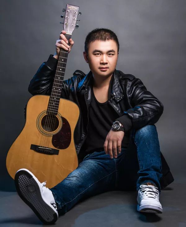 东北年轻男歌手图片