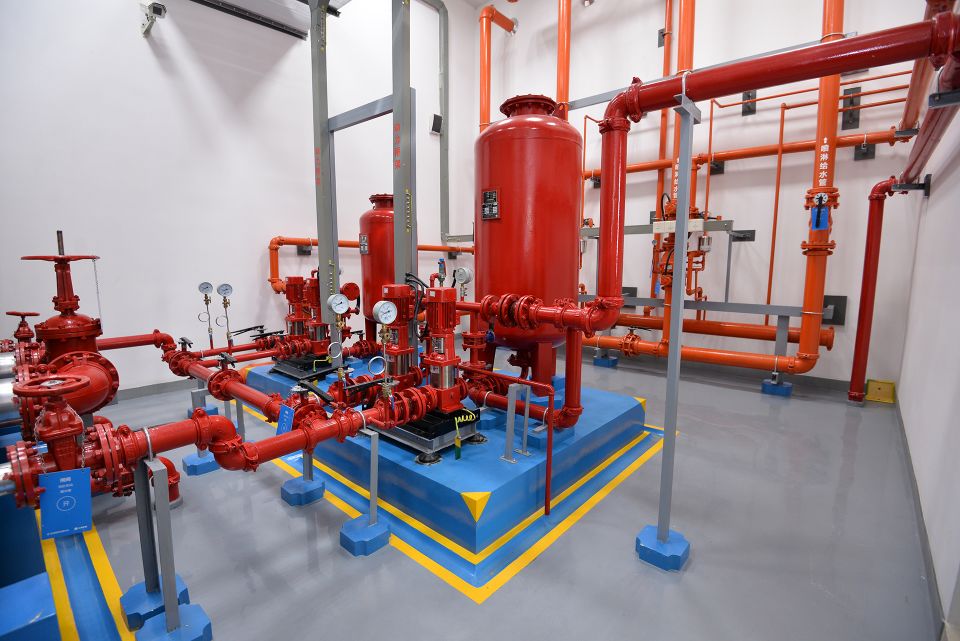 接地标识清晰,连接安全可靠屋面设备排布有序屋面设备机房布置合理