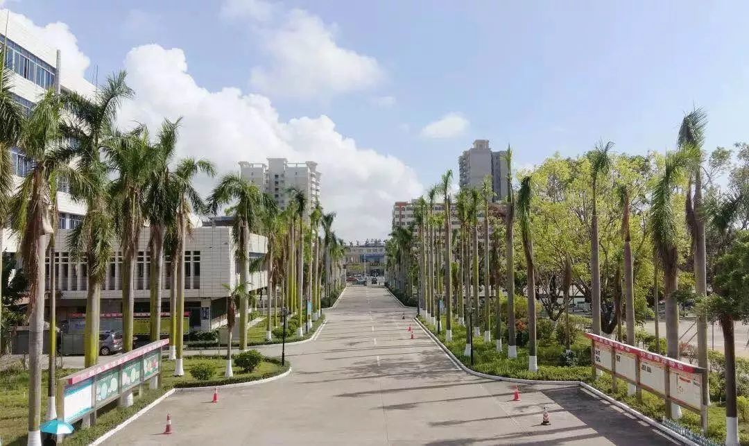 广东海洋大学一共配备有7个饭堂,其中一~四饭堂以及教工饭堂位于湖光