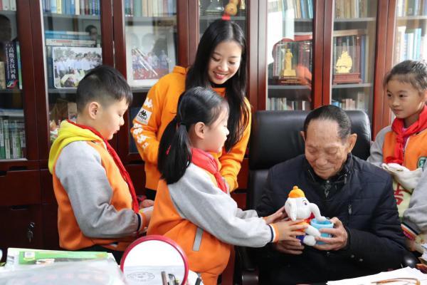 長沙市砂子塘吉聯(lián)小學(xué)“小農(nóng)夫”對話袁隆平(圖1) 長沙市砂子塘吉聯(lián)小學(xué)“小農(nóng)夫”對話袁隆平(圖1)