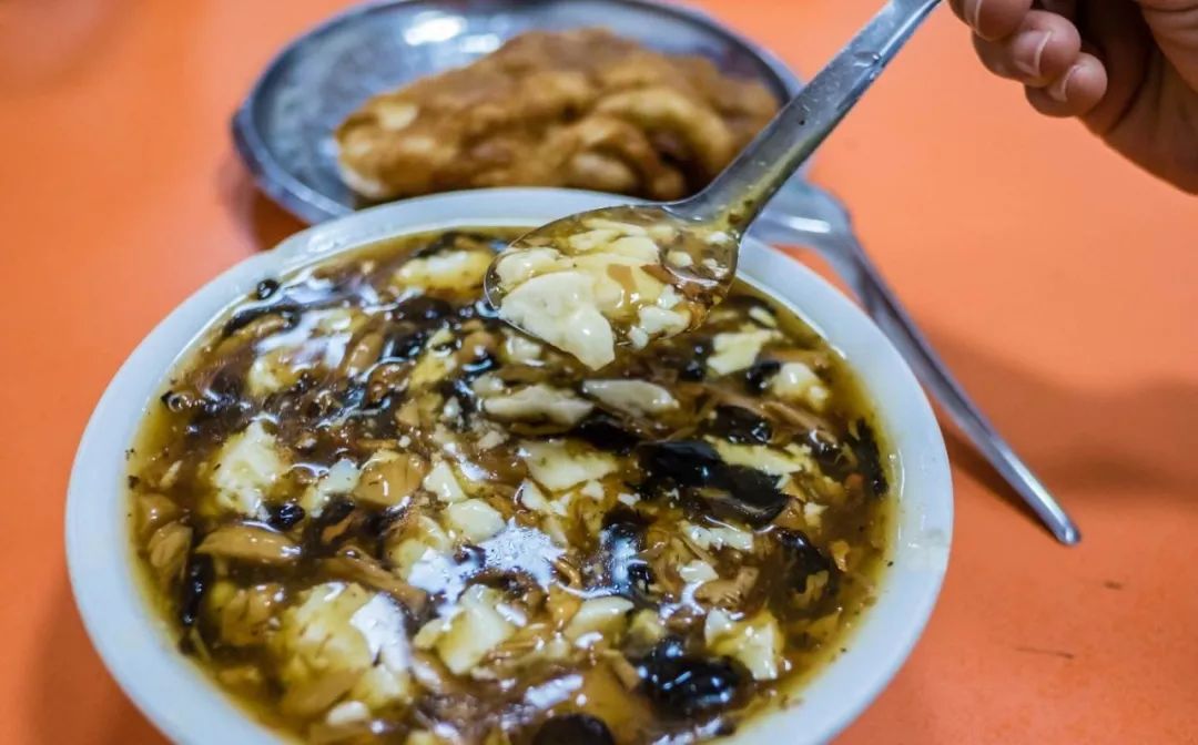 㧟上一大勺卤汁,就算齐活儿了,吃的时候得一勺豆腐脑一勺卤的,醇厚的