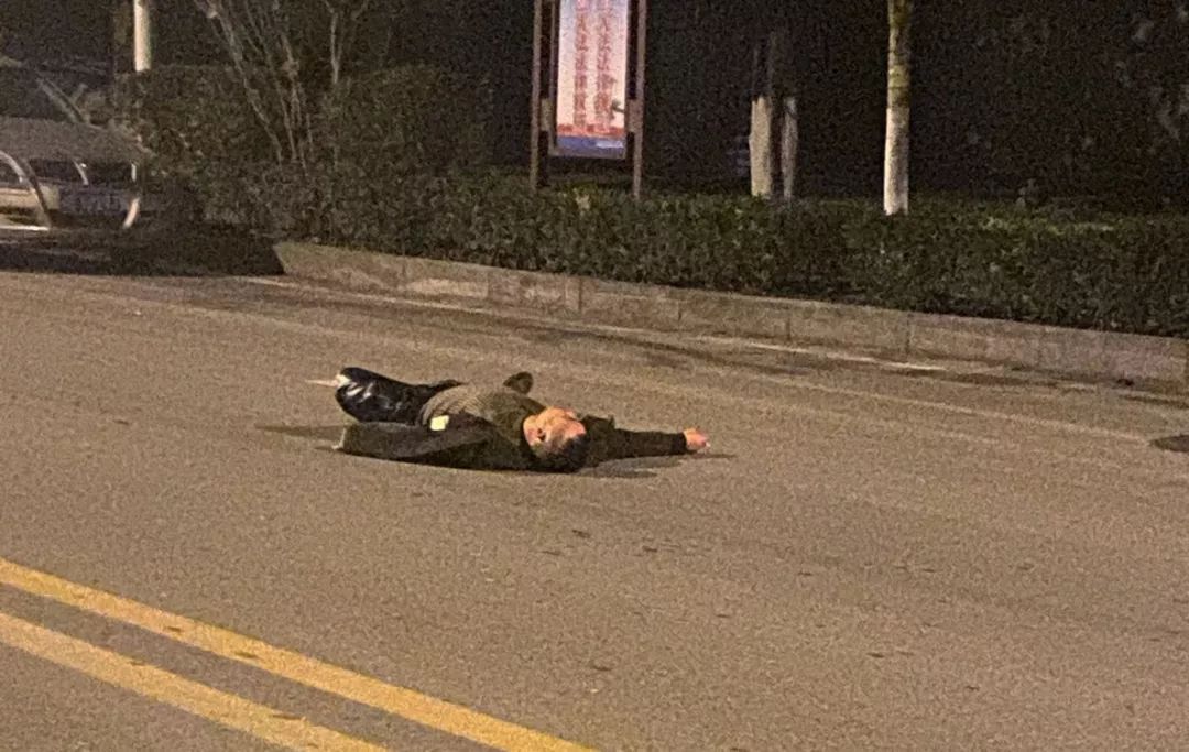 这个该感恩!江油一醉汉深夜卧躺马路中间太危险 遇好心市民相救该感恩