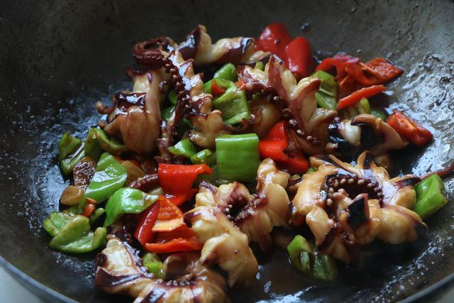 9,超级过瘾的酱汁爆章鱼足就做好了,自己做的好吃无添加,想吃多少就吃