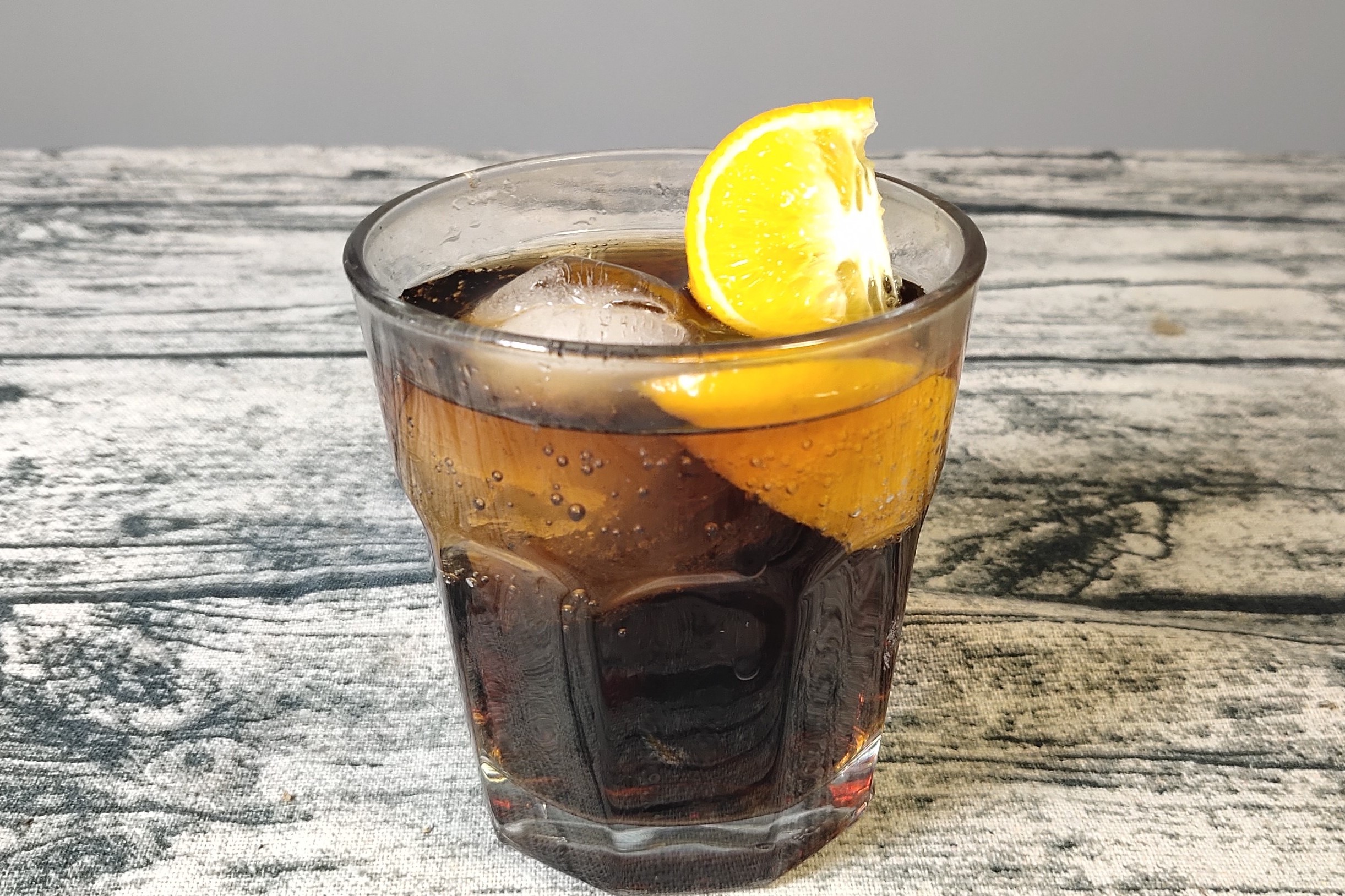 朗姆可乐,口味好,度数低,不容易胖,属于女神的鸡尾酒