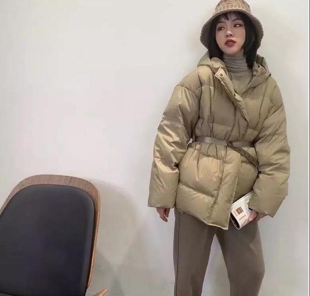 羽绒服不能搭裤装?这几款穿上就"会瘦"