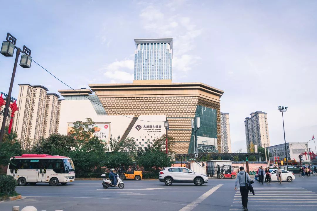 这个商圈位于大兴新区核心位置 紧邻西安西二环主干道 相信很多城西小
