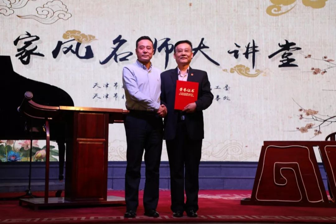 聘任荣获"全国人民满意公务员"称号的宋庆柱为金牌调解员展一家之风