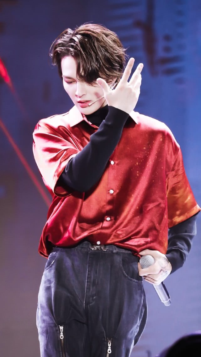 朱正廷化身"红衣少年",舞台魅力十足,这样的男孩谁能不爱呢?