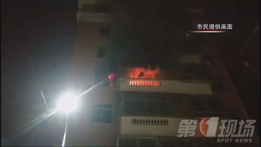 十万火急！深圳一幼童火中逃生悬挂阳台，邻居爬墙紧急施救！