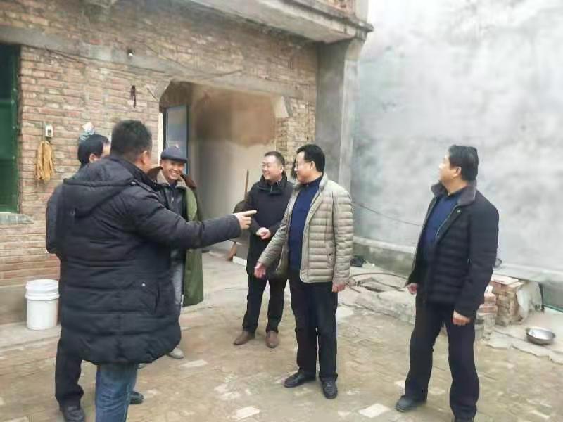 鹿邑县老君台中学党总支书记校长刘晓龙一行深入扶贫点进行调研