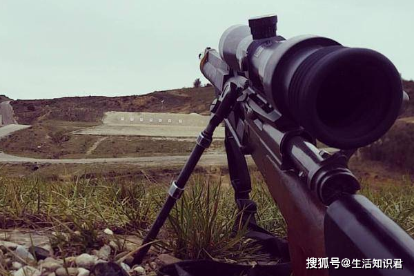 fr-f2式狙击步枪,装备有防热装置,长时间暴晒也不会影响到枪支.