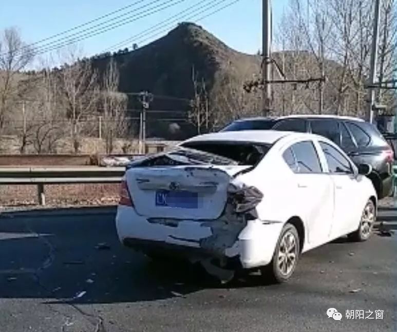 突发朝阳四车连撞一地碎片