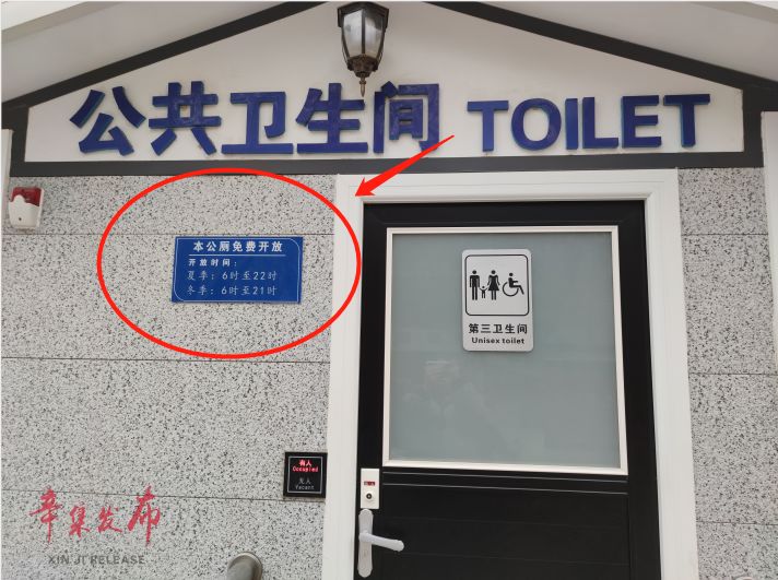 一间厕所门被踢坏变形,外侧磨砂玻璃被毁坏,已经不能正常使用