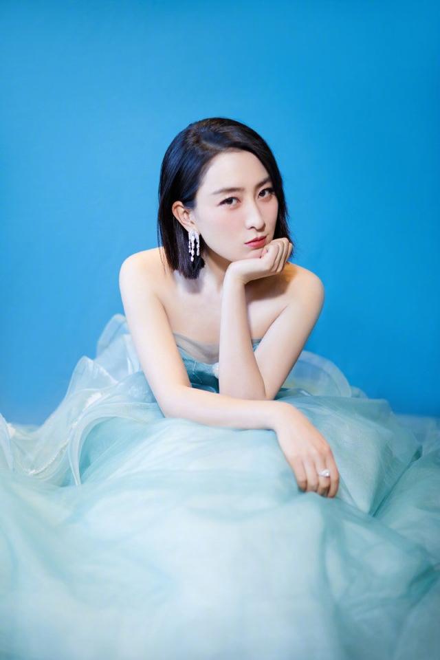 马苏一袭蓝色抹胸收腰纱裙尽显傲人身姿及肩短发衬托迷人锁骨