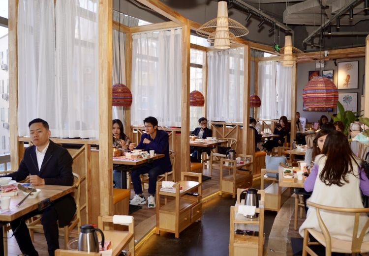 深圳首个爱情主题餐厅"俏妹儿"开业