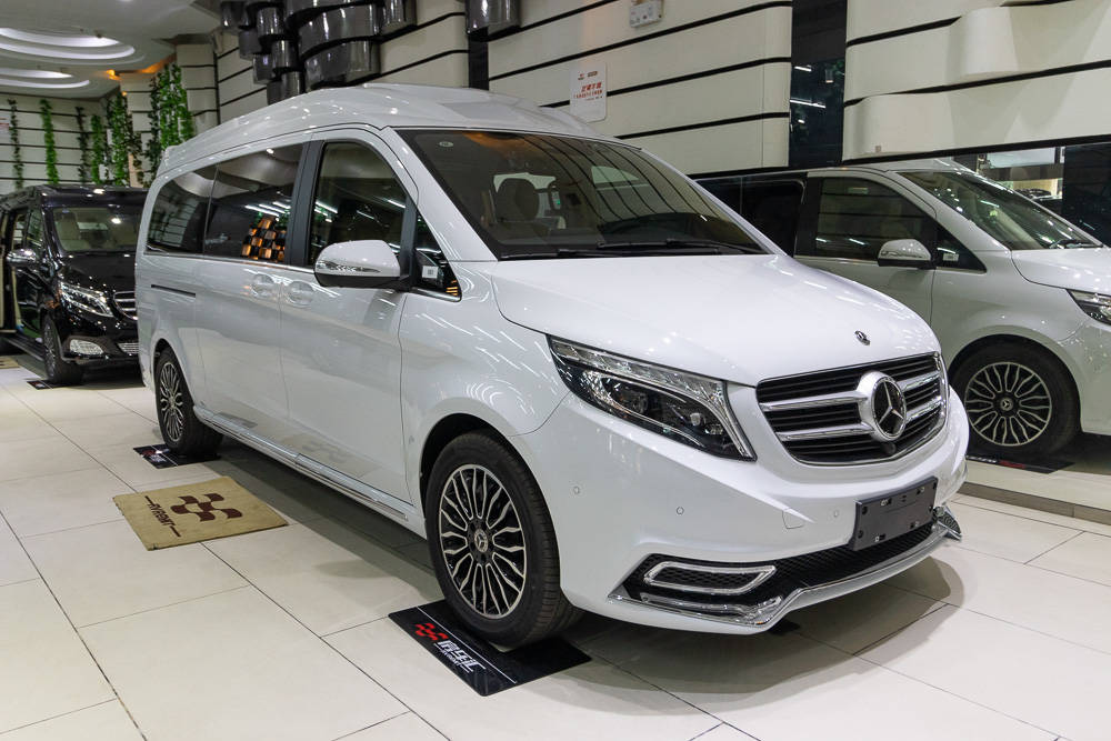 贵气尽显罕见白色外观的奔驰7座保姆车大气时尚