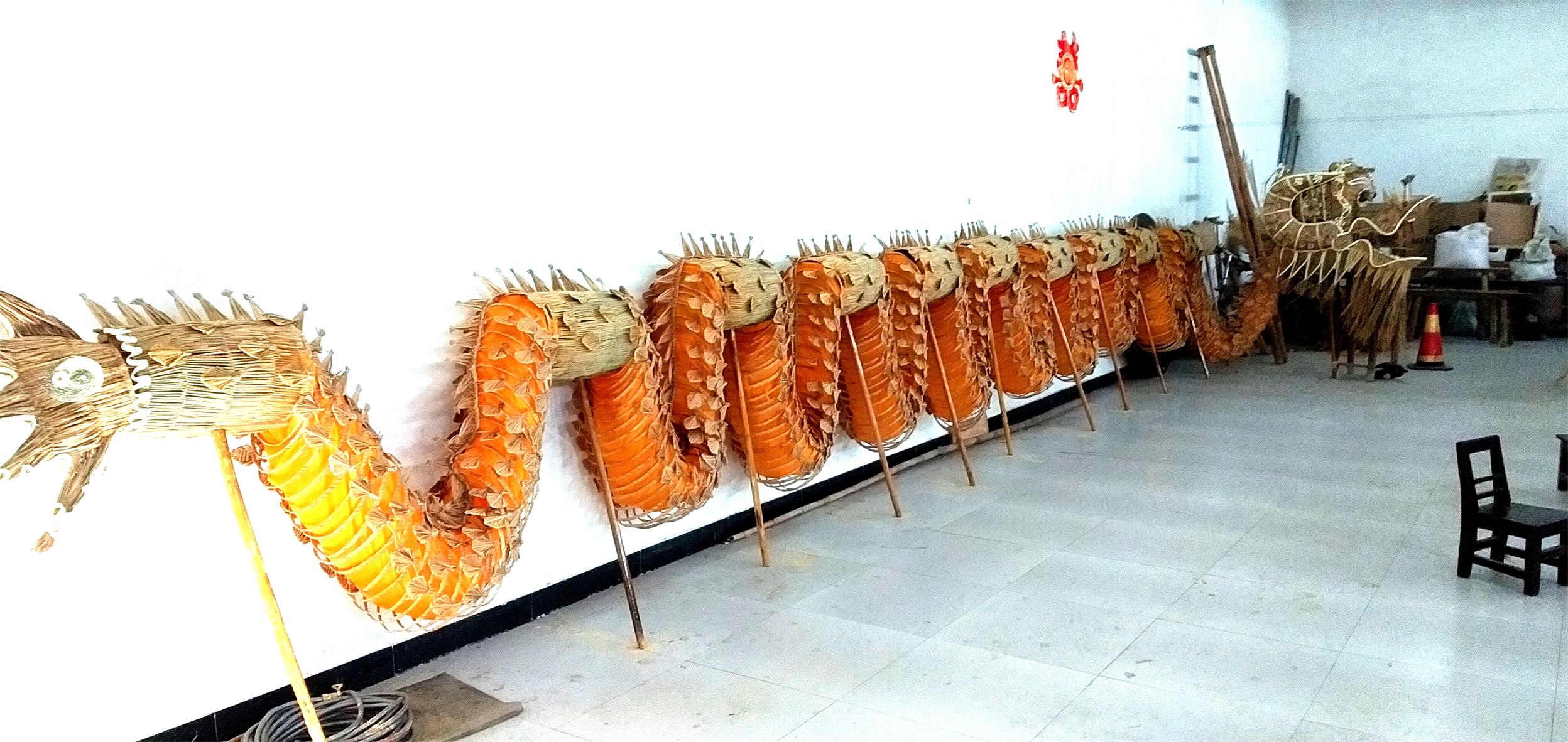 九江湖口县流泗镇父女俩成功编扎一条27.8米草龙