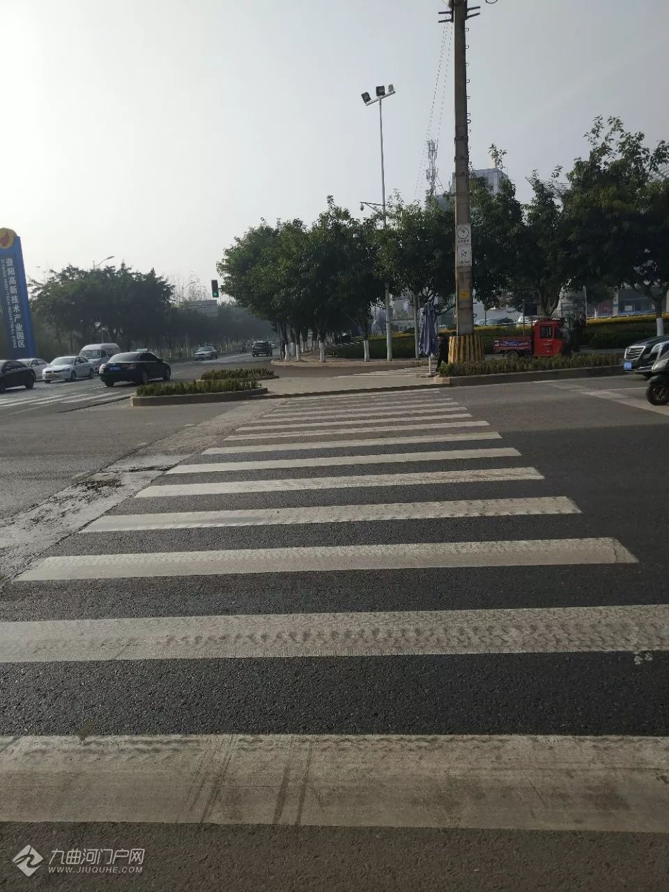 资阳客运中心路口人行道红绿灯在哪我过街只有看机动车信号灯