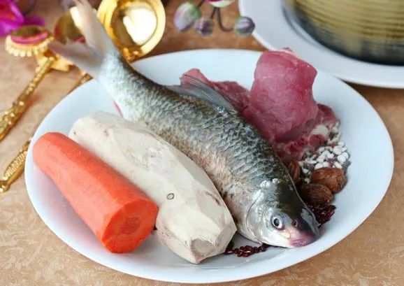 粉葛赤小豆鲮鱼汤食材(图源:光明网)