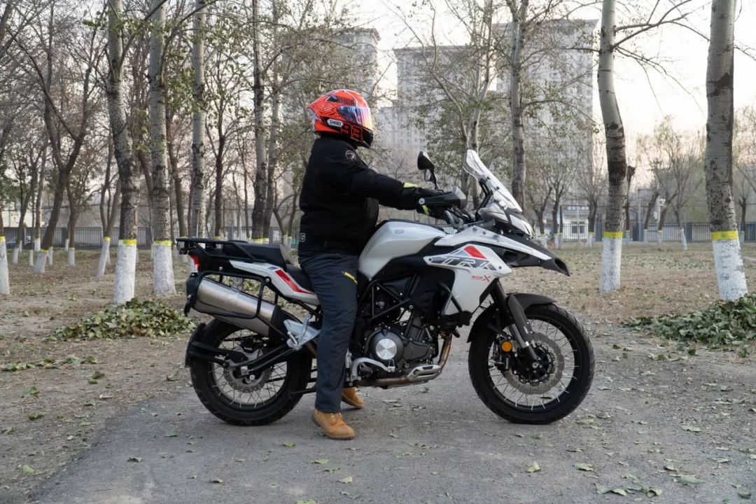 偏向硬派拉力车的设定试驾新款真空辐条版贝纳利金鹏trk502x