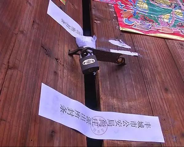 案发现场的大门已被警方贴上了封条,门口的地面上还可以看见警方画出