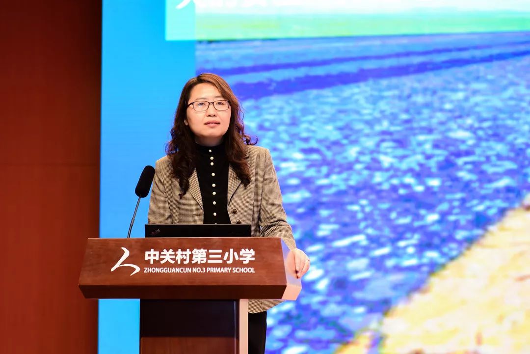 在现场会上,中关村三小常务副校长陈俊荣分享了"真实的学习——大家