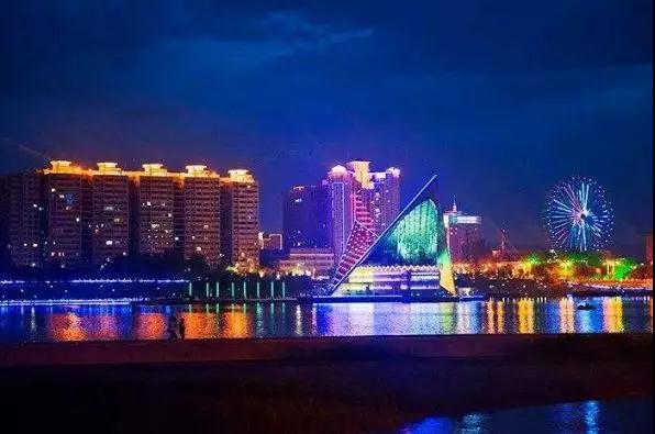 它是新疆西南的一个县,法国梧桐遍布全城,但最出名的却是胡杨林_泽普