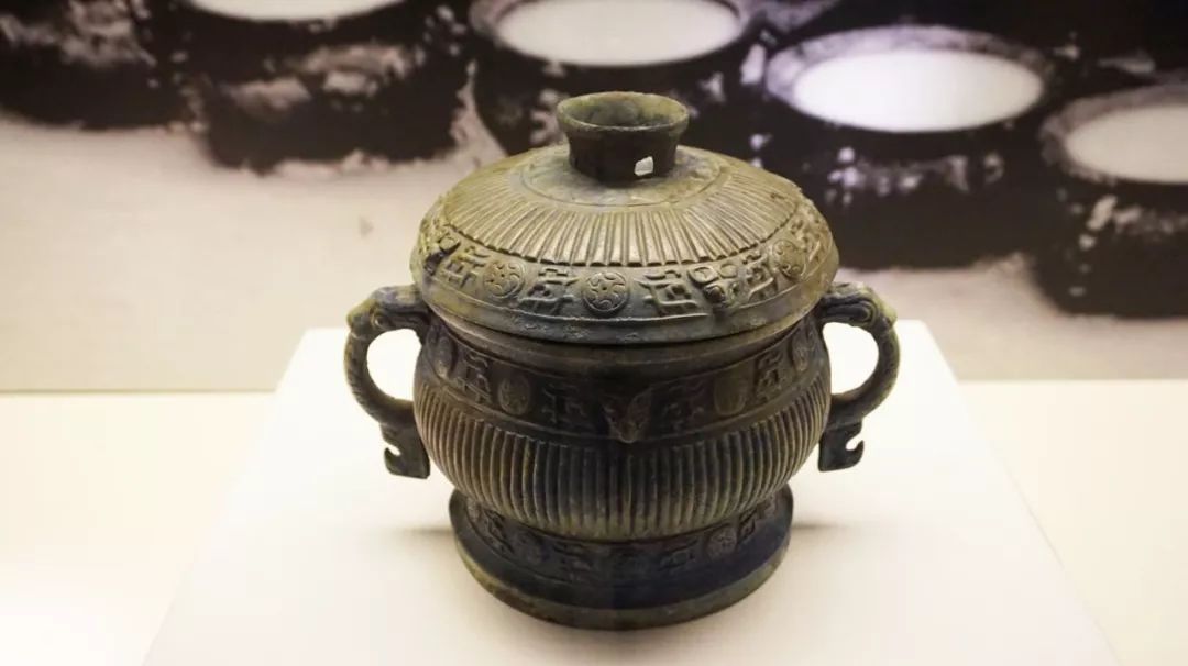 四叶目纹鼎主要介绍商周时期以鼎和簋为主的青铜礼器在礼制中的