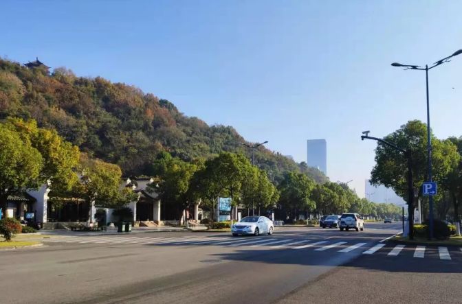 举例像定海环城东路香园新村门口斑马线,新城千岛路绿城大酒店门前