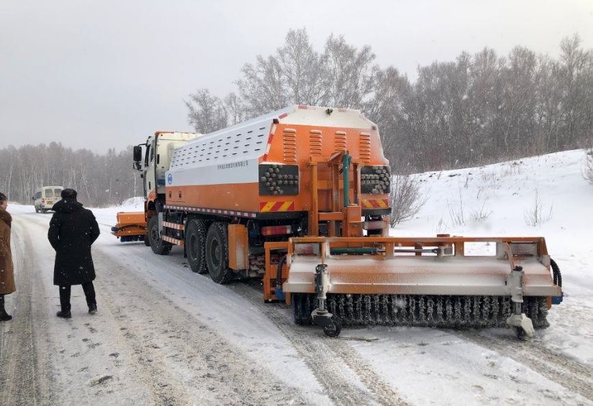 内蒙古高路公司兴安分公司引进多功能除雪车确保冬季道路安全