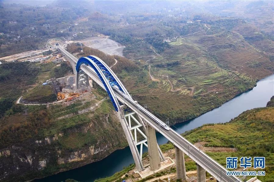 12月2日,正在进行联调联试的成贵高铁进入全线拉通空载模拟运行阶段