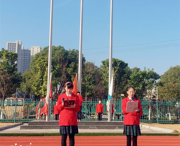 尊重他人从自我奉献开始——平湖枫叶国际学校第十五周小学部升旗仪式