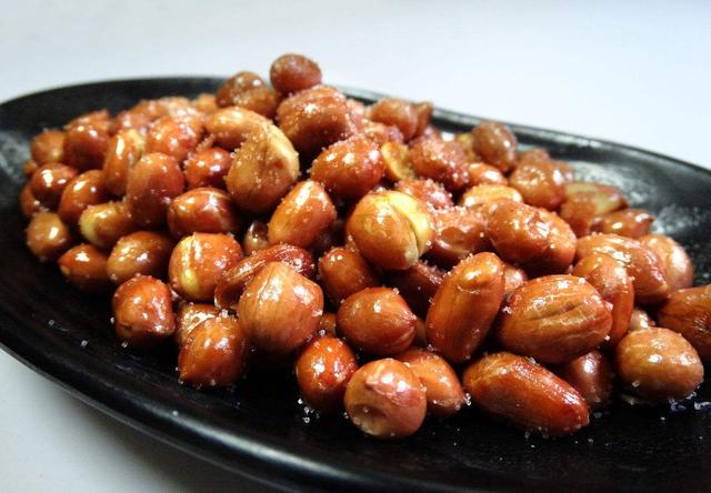 炸花生米时,直接加油炸就错了,牢记两个技巧,花生米更酥脆不返潮_时候