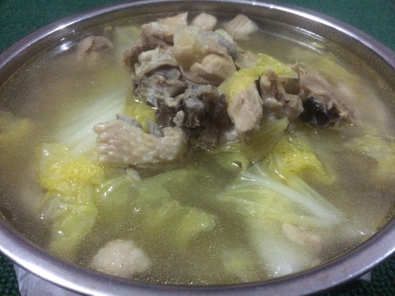 冬天嘛,做素汤觉得又不太合适,就只有荤汤了,逛了半天的菜市场,本来想