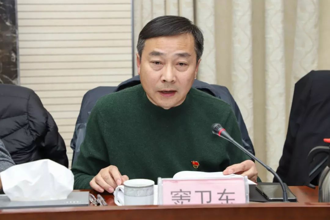 会上,镇党委书记,产业园党工委书记朱惠明代表镇党委班子作检视剖析