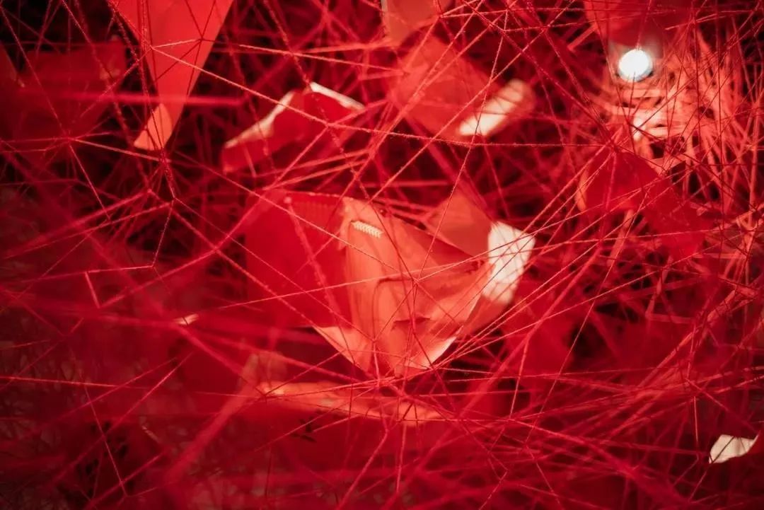 剪不断理还乱,红线交织着一切错中复杂的关系,混乱又有序的散开在整个