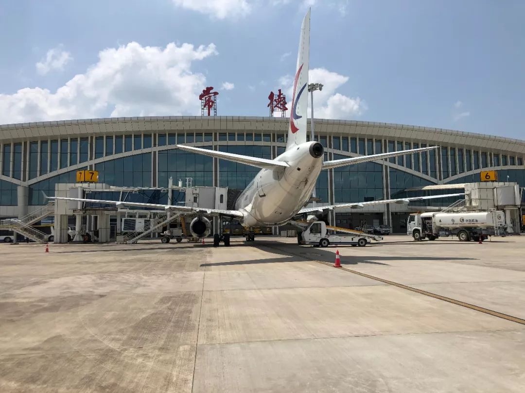 杭瑞高速从南部掠过,一个半小时可抵达荆州高铁站,常德桃花源机场