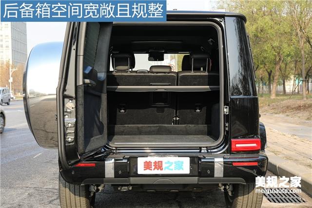 后备箱空间方面,还是大g一直以来的表现,开口稍高,但是空间不小,并且