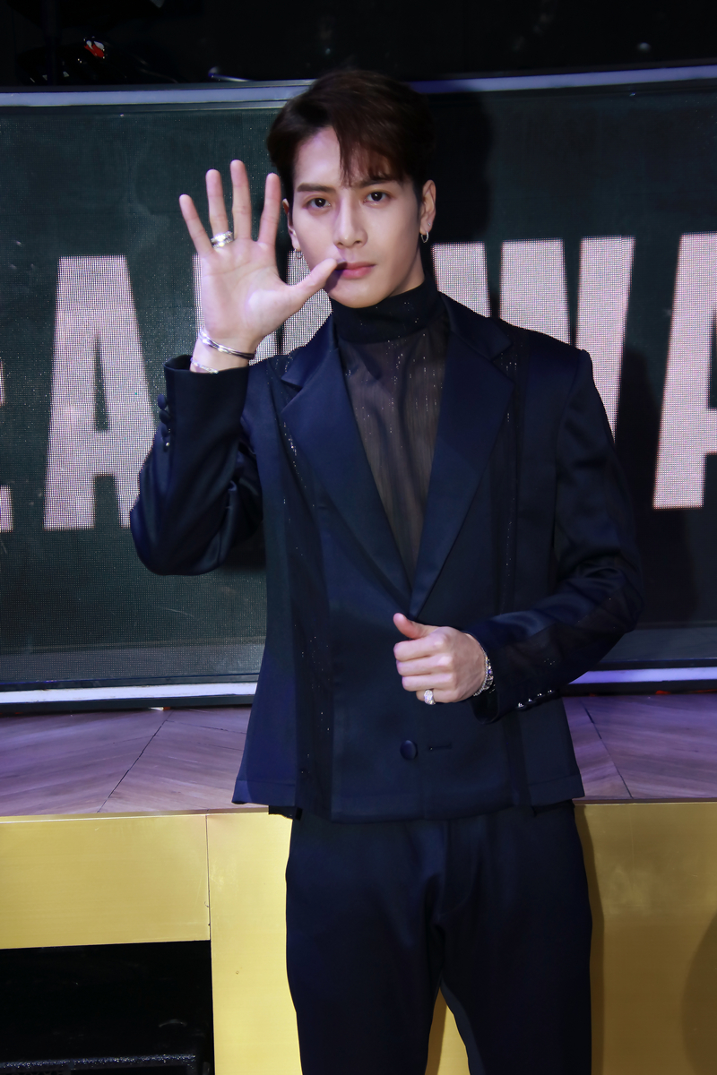 王嘉尔办专辑庆祝派对帅气献唱 称不敢挑战朴振英透明衣造型