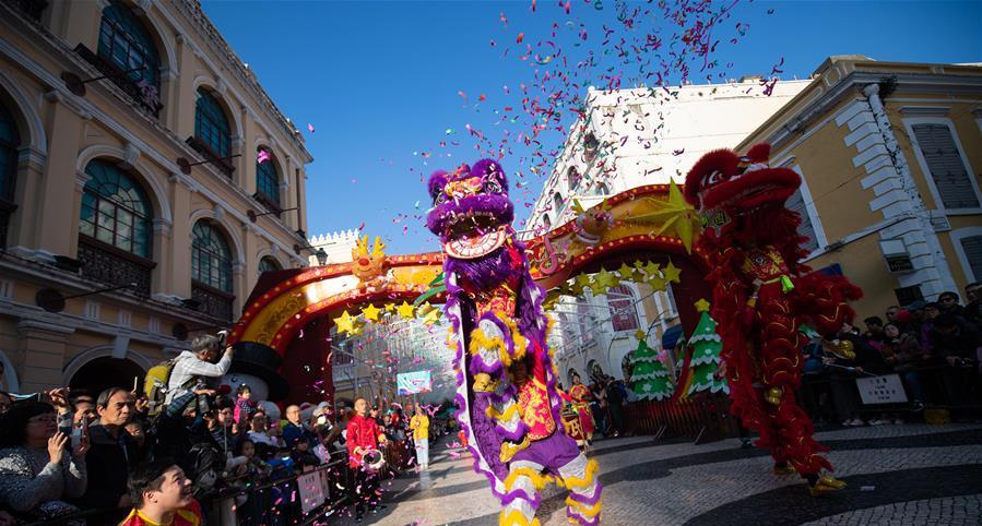 澳门举行国际幻彩大巡游欢庆回归祖国20周年