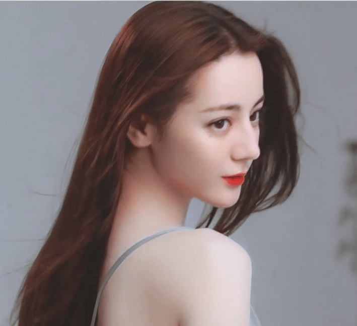 迪丽热巴的"回眸一笑"初恋的感觉让人不禁怦然心动