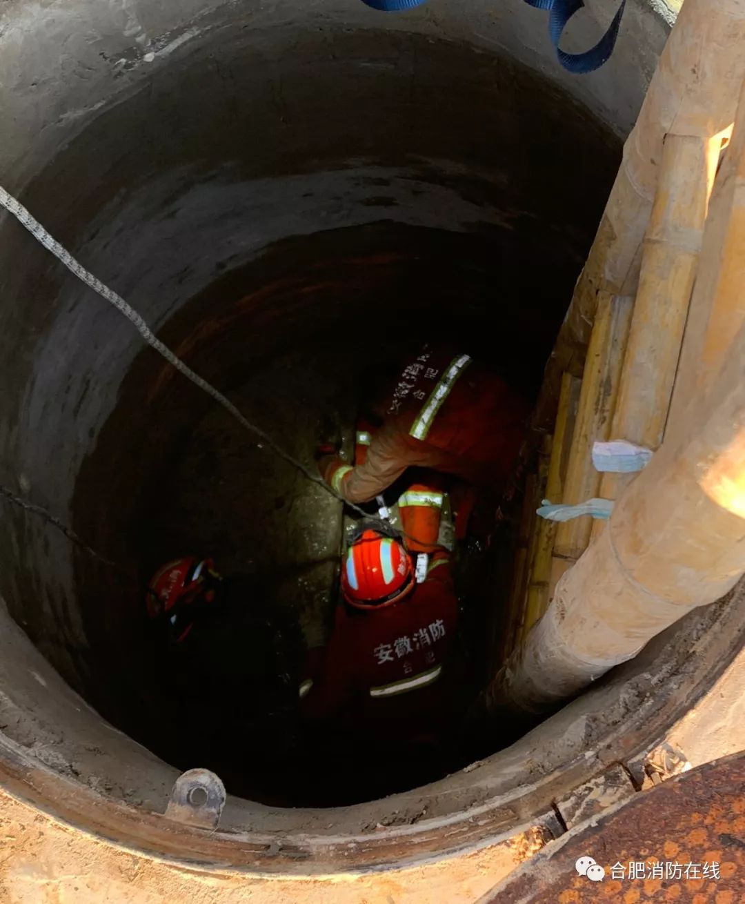 再用绳索套住他的双脚,与井底的两名队友配合,慢慢向竖井底部方向拉