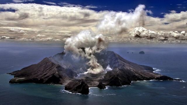 新西兰热门景点火山突然喷发已致5死,20多人仍失踪