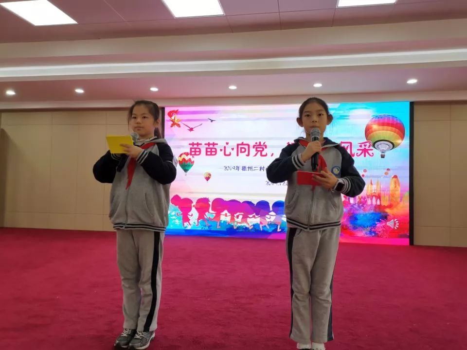 齐跳《儿童团团歌》一3中队的吴凯文为旗手,一1中队纪烨栀和一2中队陈