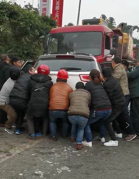 3人死亡,4人受伤!宜宾一小车和货车相撞!车头全毁,现场惨不忍睹!_事故