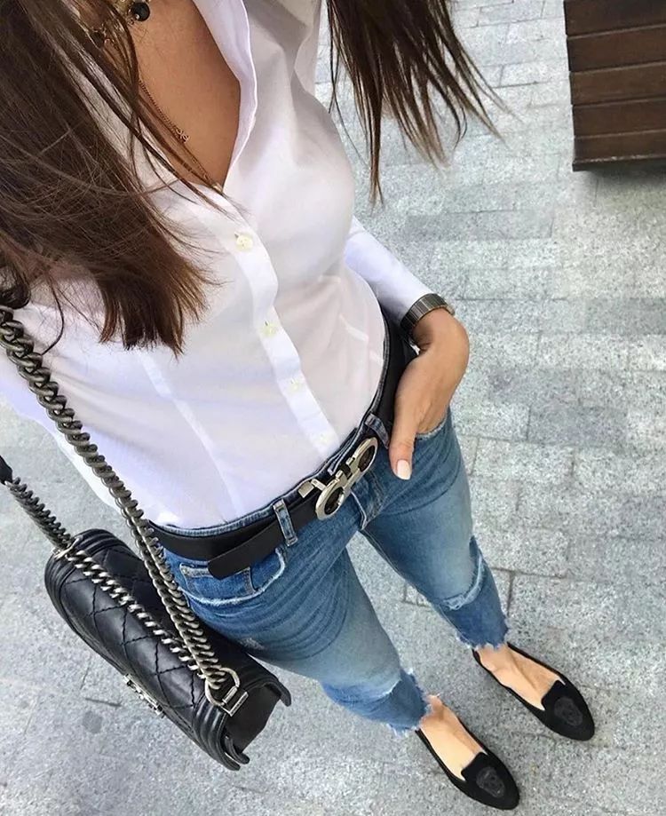 把衬衫「扎进去」有助拉长下半身比例与勾勒出腰线,在裤头外系上腰带