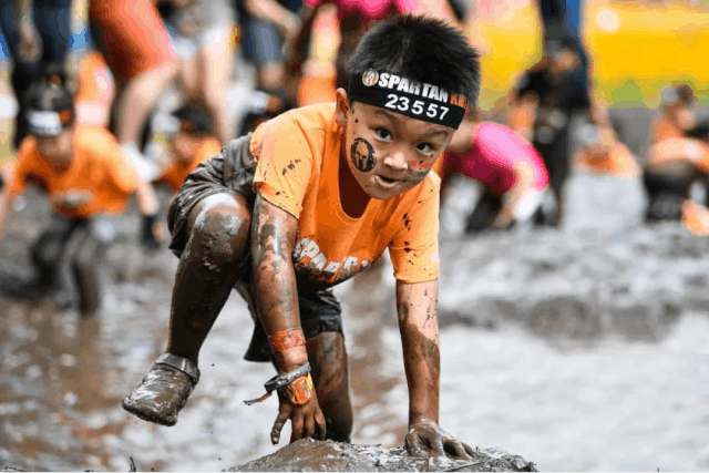 汗水将成为孩子蜕变之旅的见证在翻越重重障碍直至终点时让孩子挑战