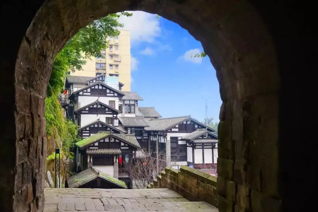 渝中"潮古街" | 藏身大桥下的老城门,比你想象的要新潮_重庆