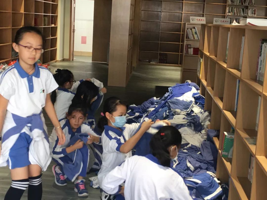 学雷锋献爱心旧校服义卖活动