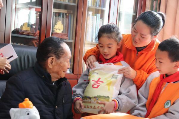 長沙市砂子塘吉聯(lián)小學(xué)“小農(nóng)夫”對話袁隆平(圖3) 長沙市砂子塘吉聯(lián)小學(xué)“小農(nóng)夫”對話袁隆平(圖3)